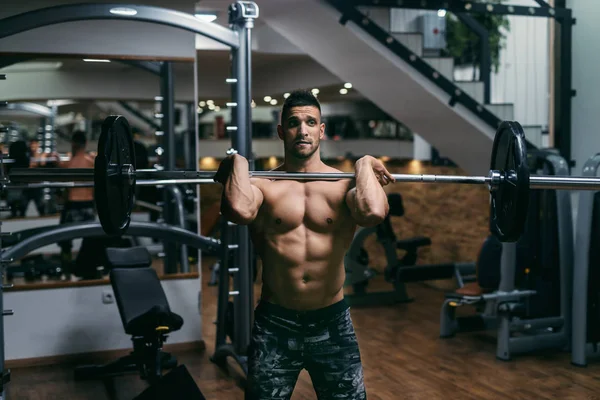 Unga Starka Kaukasiska Shirtless Bodybuilder Lyfta Skivstänger Gym Interiör — Stockfoto