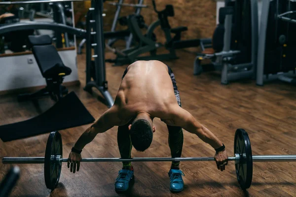 Unga Starka Kaukasiska Shirtless Bodybuilder Lyfta Skivstång Gym Interiör — Stockfoto