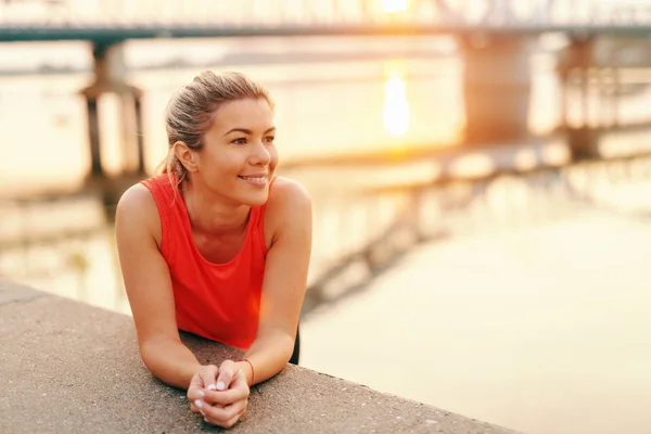 Nahaufnahme Der Niedlichen Sportlichen Blonden Frau Die Sich Die Wand — Stockfoto