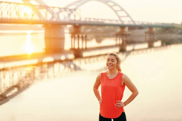 Lächelnde Kaukasische Sportliche Frau Mit Den Händen Auf Den Hüften — Stockfoto