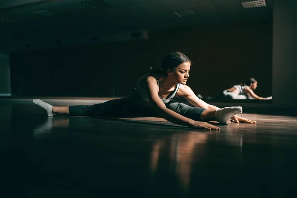 Aantrekkelijke Kaukasische Sportieve Brunette Sportkleding Zit Mat Sportschool Benen Strekken — Stockfoto