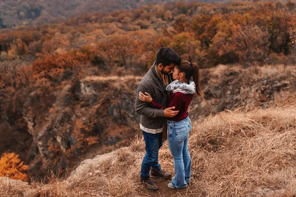 Pareja Pie Mirador Besándose Bosque Fondo Otoño —  Fotos de Stock