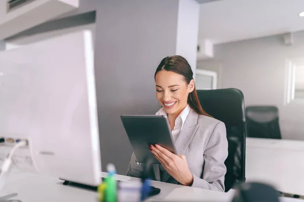 Wunderschöne Brünette Mit Großem Zahnlosen Lächeln Formeller Kleidung Sitzt Büro — Stockfoto