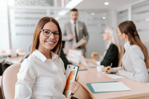 Portrait Belle Brune Caucasienne Assise Réunion Dans Salle Conseil Tenant — Photo