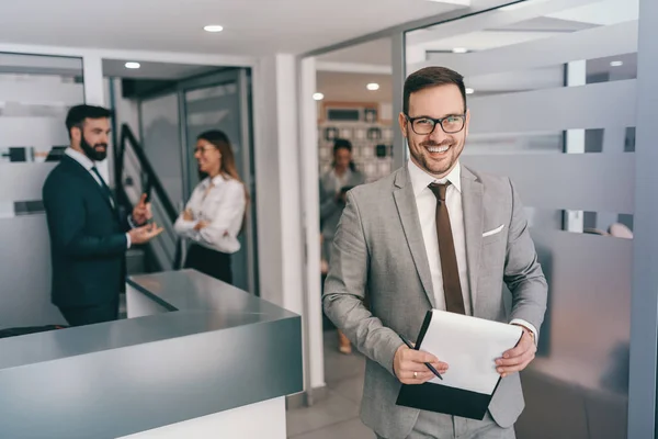 Empresário Caucasiano Barba Sorridente Vestuário Formal Com Óculos Sala Fundo — Fotografia de Stock