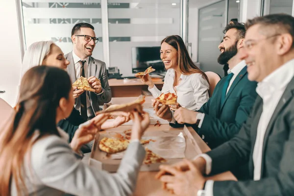 Pequeno Grupo Colegas Felizes Uso Formal Conversando Comendo Pizza Juntos — Fotografia de Stock