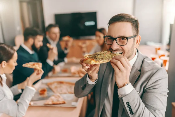 Young Unshaven Businessman Formal Wear Eyeglasses Eating Pizza Lunch Background — ストック写真