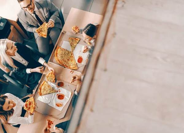 Bovenaanzicht Van Een Kleine Groep Zakenmensen Die Pizza Eten Voor — Stockfoto