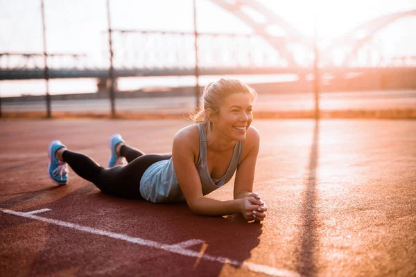 Deportiva Linda Joven Acostada Campo Entrenamiento Anuncio Relajante Después Duro — Foto de Stock