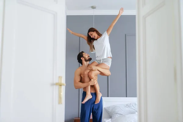 Gelukkige paar met plezier in de slaapkamer — Stockfoto