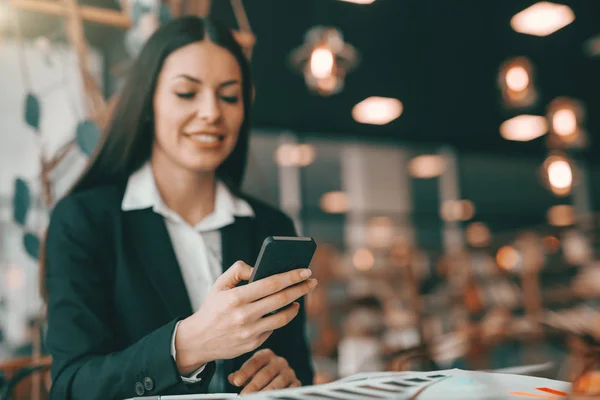 Portrett Attraktive Forretningskvinner Formell Bruk Smarttelefon Mens Sitter Kafeteriaen Selektivt – stockfoto