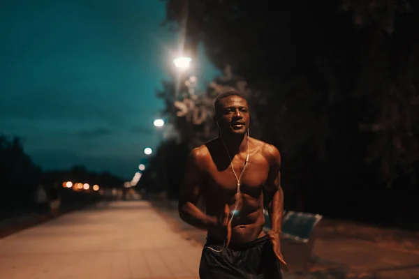 Knappe Gespierde Shirtless Afrikaanse Mannelijke Atleet Lopen Straat Nachts Niet — Stockfoto