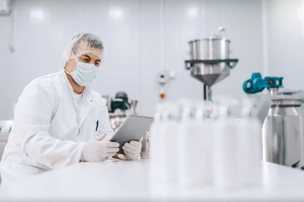 Químico Caucásico Uniforme Estéril Con Máscara Protectora Guantes Goma Red — Foto de Stock