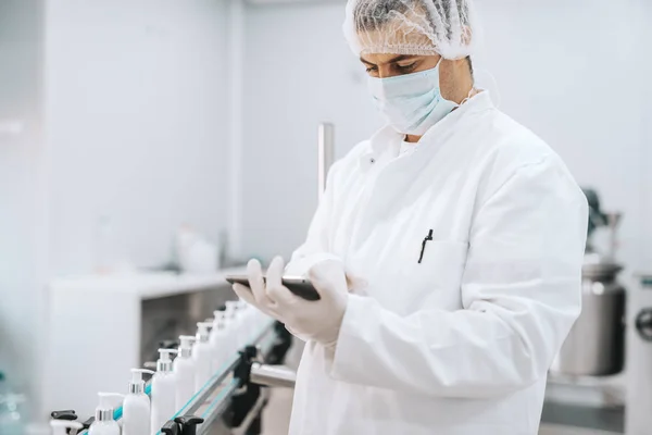 Portrait Caucasian Chemist Sterile Uniform Using Tablet While Standing Next — Stock Photo, Image