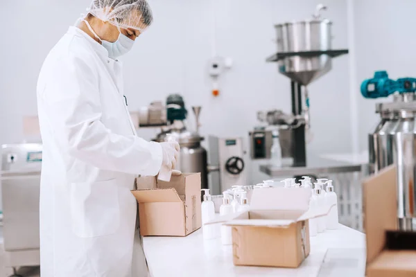 Retrato Trabajador Químico Jabones Líquidos Embalaje Uniforme Estéril Cajas Interior — Foto de Stock