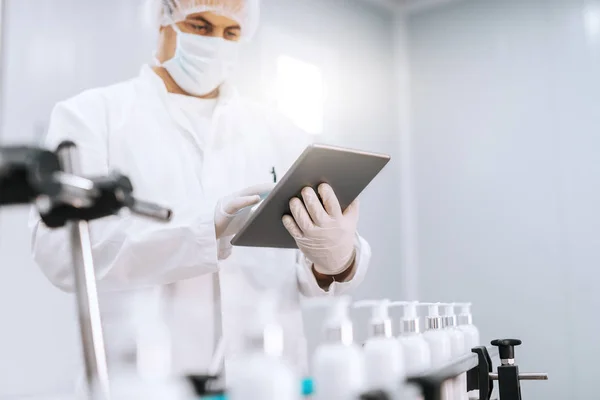 비누와 태블릿을 유니폼에 화학자의 초상화 — 스톡 사진