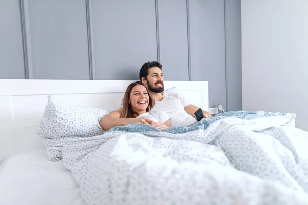 Young Smiling Happy Attractive Caucasian Couple Lying Bed Watching Television — Stock Photo, Image