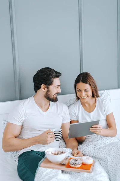 Joven Pareja Caucásica Feliz Amor Desayunando Cama Viendo Videos Tableta — Foto de Stock