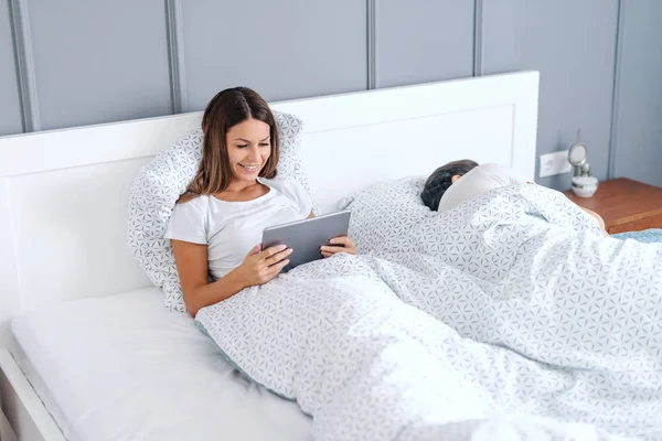 Gorgeous Caucasian Brunette Using Tablet Sitting Bed Morning While His — Stock Photo, Image