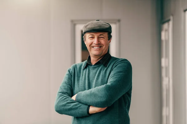 Smiling Male Senior Cap Head Arms Crossed Standing Front House — Stock Photo, Image