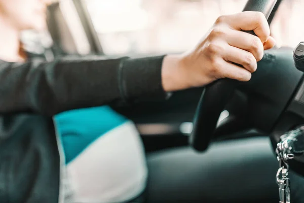 Close Van Zwangere Vrouw Auto Rijden Handen Stuurwiel — Stockfoto