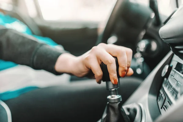 Primer Plano Mujer Joven Caucásica Embarazada Conduciendo Coche Sosteniendo Mano — Foto de Stock