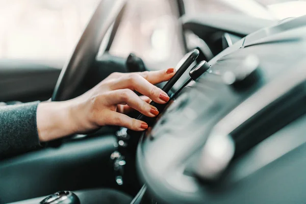 Primer Plano Joven Mujer Caucásica Conduciendo Coche Utilizando Teléfono Inteligente — Foto de Stock