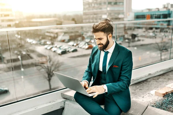 Succesvolle Lachende Kaukasische Zakenman Formele Slijtage Zittend Het Dak Het — Stockfoto