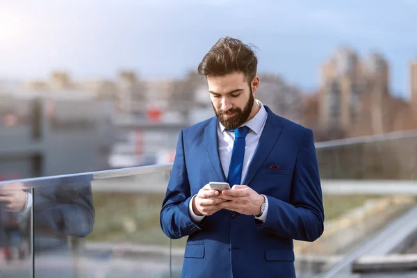 Porträtt Framgångsrik Kaukasiska Affärsman Formella Slitage Med Smart Telefon Taket — Stockfoto