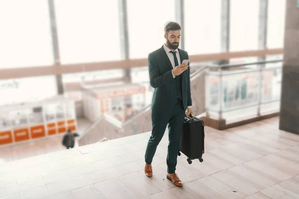 Full Length Caucasian Bearded Businessman Serious Face Using Smart Phone — Stock Photo, Image