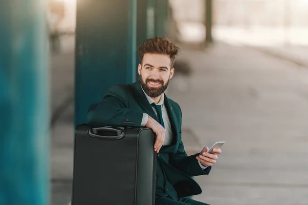 Primer Plano Hombre Negocios Barbudo Sonriente Ropa Formal Sentado Banco — Foto de Stock