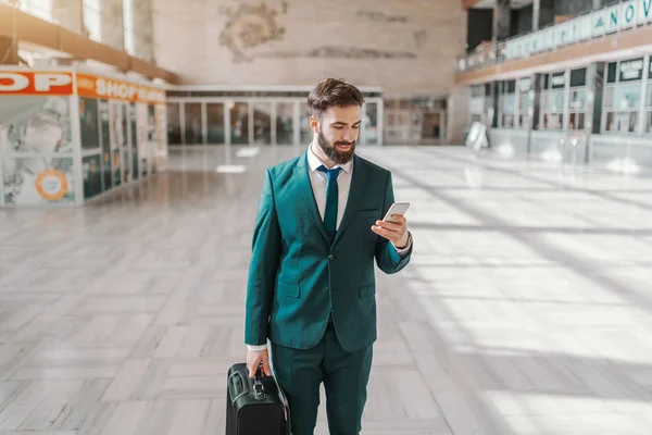 Tres Cuartos Largo Sonriente Hombre Negocios Barbudo Ropa Formal Sosteniendo — Foto de Stock