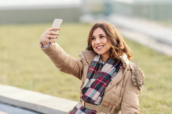 Hermosa Morena Chaqueta Con Bufanda Sentada Banco Tomando Autorretrato —  Fotos de Stock