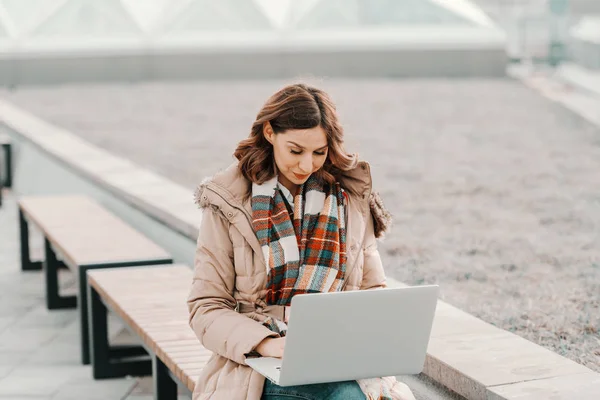 Smiling Caucasian Brunette Jacket Sitting Bench Using Laptop — Stock Photo, Image