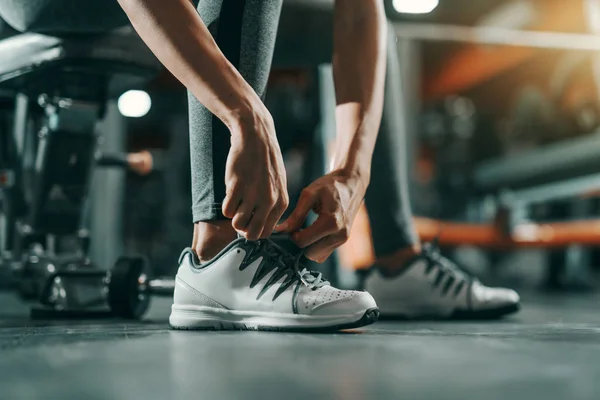 Primer Plano Delgada Mujer Caucásica Atando Cordones Gimnasio Por Noche — Foto de Stock