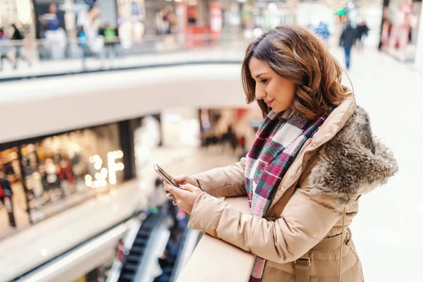 Krásná Usměvavá Brunetka Saku Šálou Opřený Plot Pomocí Chytrého Telefonu — Stock fotografie