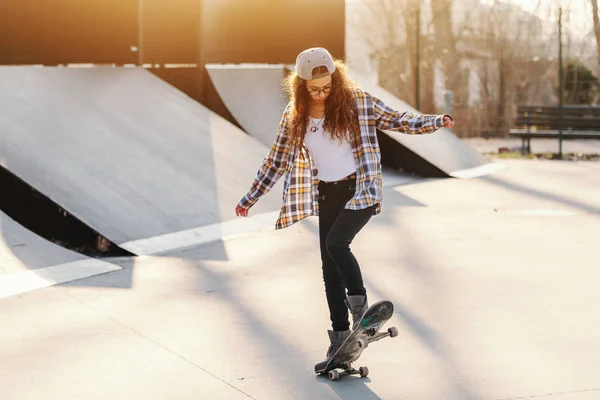 Carino Misto Razza Adolescente Con Capelli Ricci Cap Equitazione Skateboard — Foto Stock