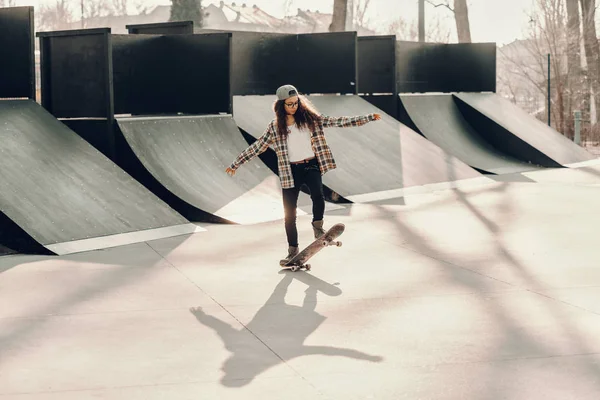 Carino Misto Razza Adolescente Con Capelli Ricci Cap Equitazione Skateboard — Foto Stock