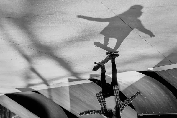 Kopfüber Stehendes Schwarz Weiß Bild Von Mädchen Auf Skateboard Skatepark — Stockfoto