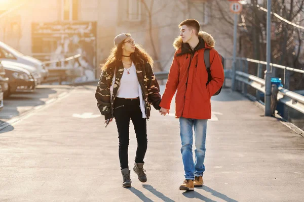 Linda Pareja Multicultural Adolescente Tomados Mano Caminando Por Calle —  Fotos de Stock