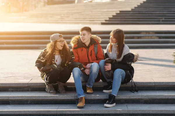 Multikulturelle Teenager Freunde Sitzen Auf Treppen Der Innenstadt Und Unterhalten — Stockfoto