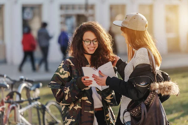 学校の前に立っているとノートを見て つの十代の少女 — ストック写真