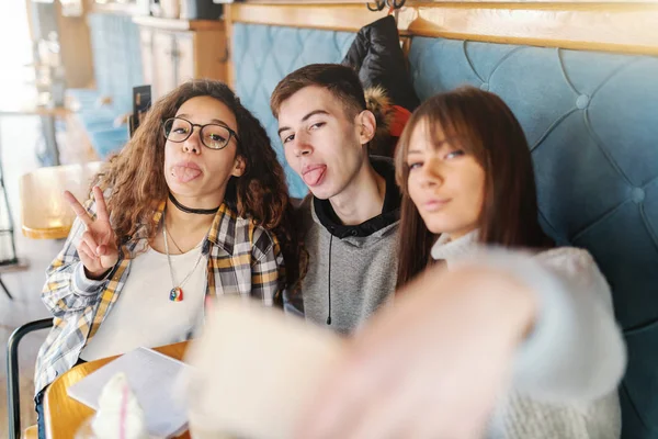 Kıvrılarak Kafeteryada Otururken Kendine Portre Alarak Çok Kültürlü Genç Sınıf — Stok fotoğraf