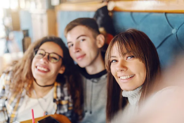 Drei Multikulturelle Teenager Kommilitonen Machen Selfie Während Sie Der Cafeteria — Stockfoto