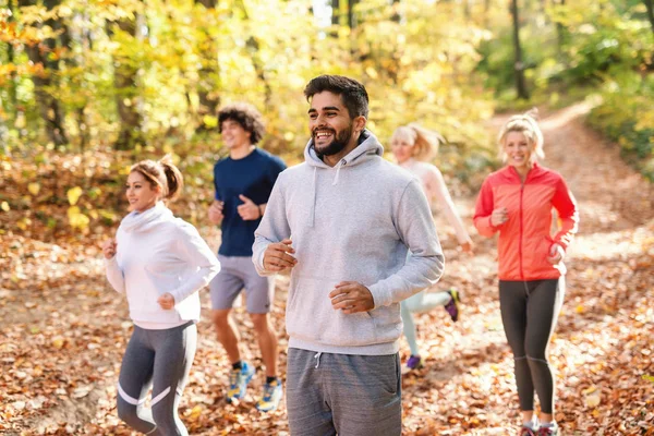 Pět Veselých Běžců Sportovní Běh Lese Podzim Fitness Pojetí Přírody — Stock fotografie