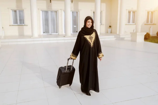 全长的微笑的穆斯林妇女携带行李 度假理念 — 图库照片