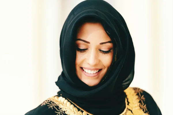 Dişlek Gülümsemeyle Aşağı Bakıyor Güzel Müslüman Kadının Yakın Çekim — Stok fotoğraf