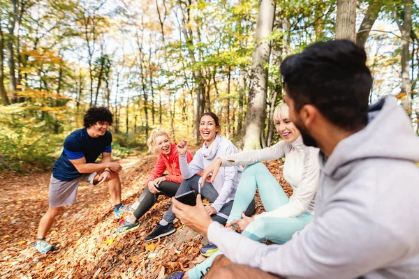 Petit Groupe Sportifs Assis Dans Forêt Automne Reposant Course Exercice — Photo