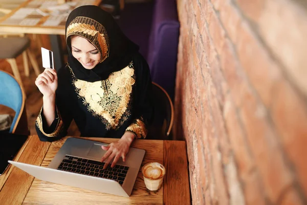 Bovenaanzicht Van Prachtige Moslimvrouw Met Toothy Glimlach Gekleed Traditionele Slijtage — Stockfoto