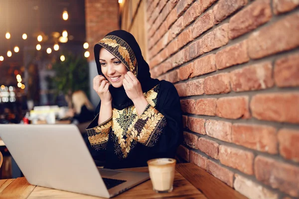 Prachtige Moslimvrouw Met Toothy Glimlach Gekleed Traditionele Slijtage Met Behulp — Stockfoto